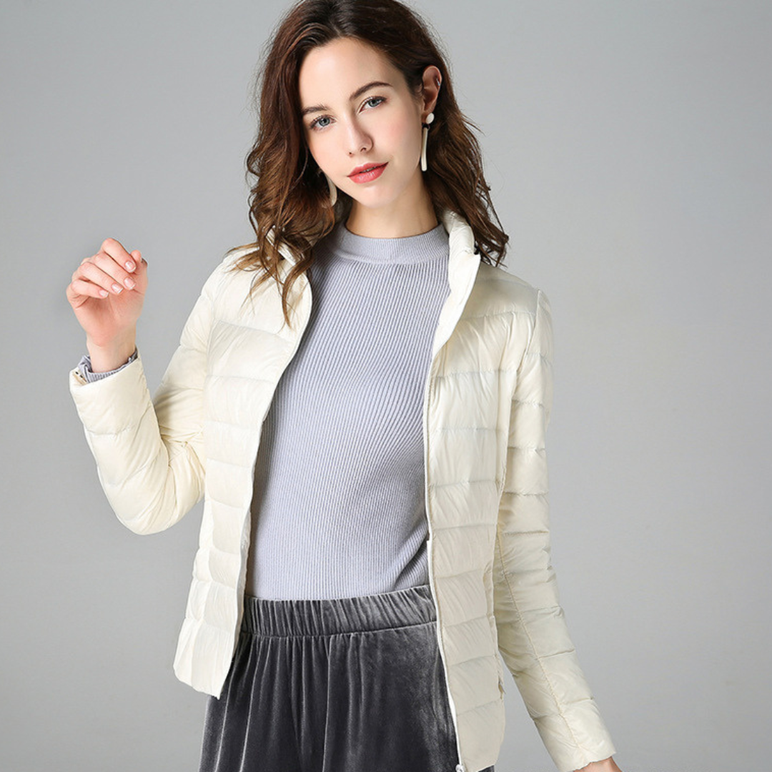 Myra™ | Chaqueta de plumas ultral ligera con sofisticados pliegues
