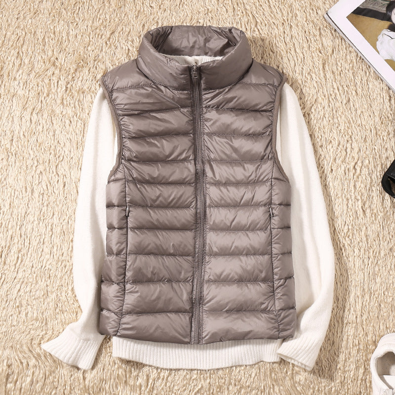 Amira™ | Chaleco ligero de plumas con diseño plisado