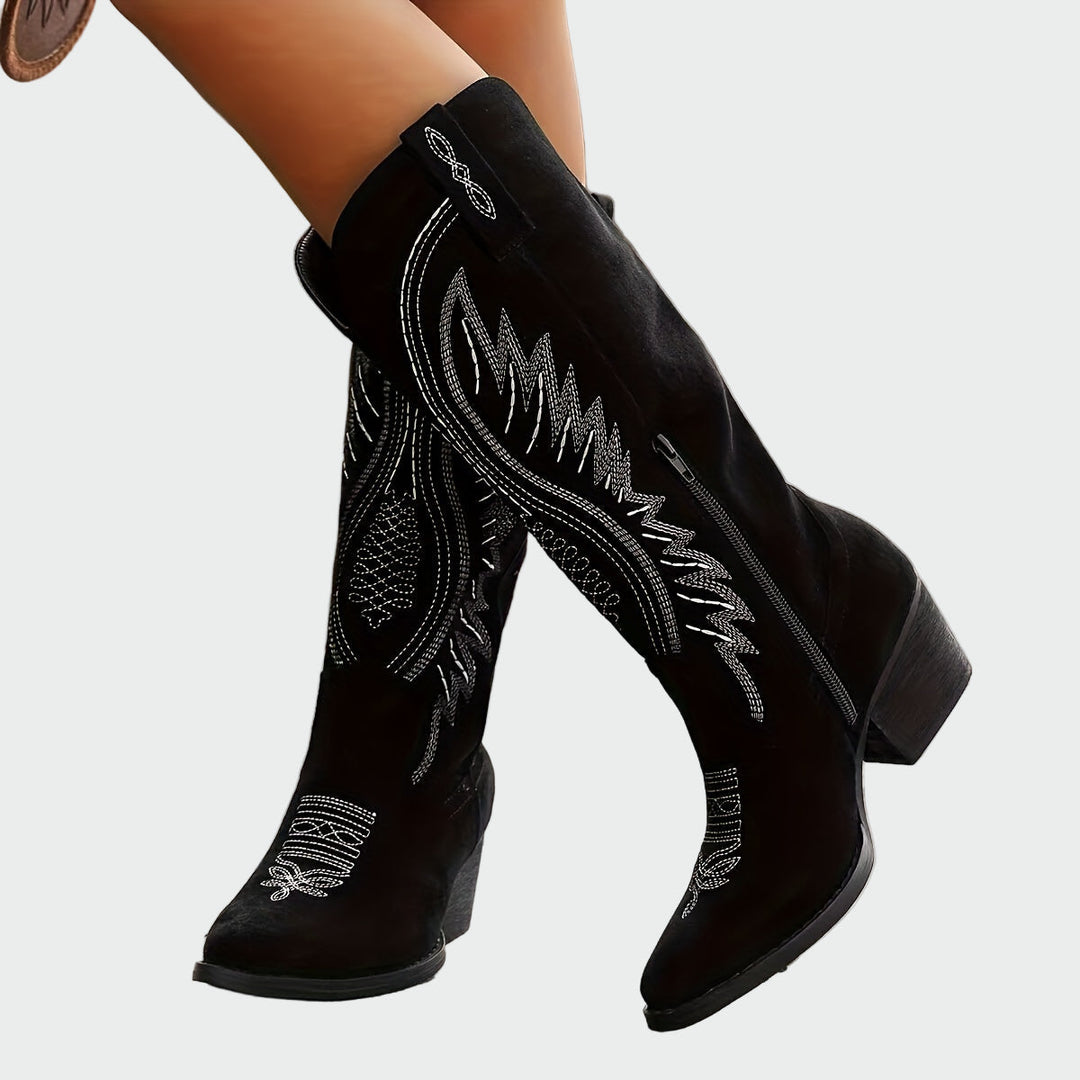 Elena | Botas Bordadas Occidentales en Ante Marrón de Moda